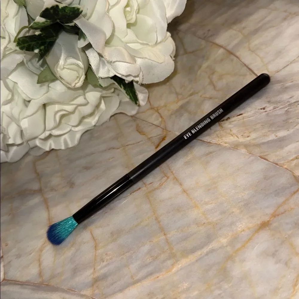 Eye Blending Brush - Black Handle with Blue Bristles